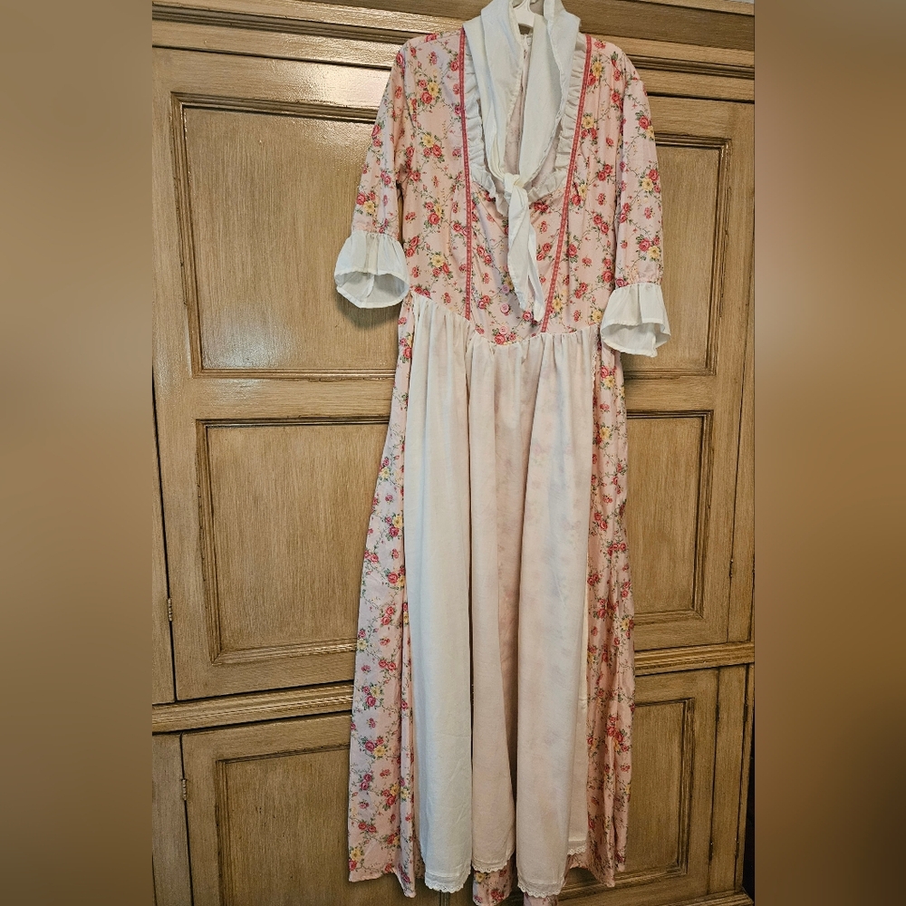 Pioneer Women’s Costume Floral Prairie Dress Colonial Dress